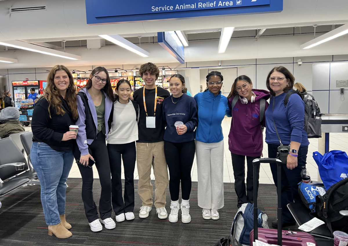At the airport! Pictured from left to right: Ms. Stewart, Isie Hinrichs (junior), Sua Namkung (sophomore), Felix Pineda (junior), Sofia Montaño (sophomore), Kelsey Lewis (sophomore), Vicki Huang (junior), and Ms. Curtis.